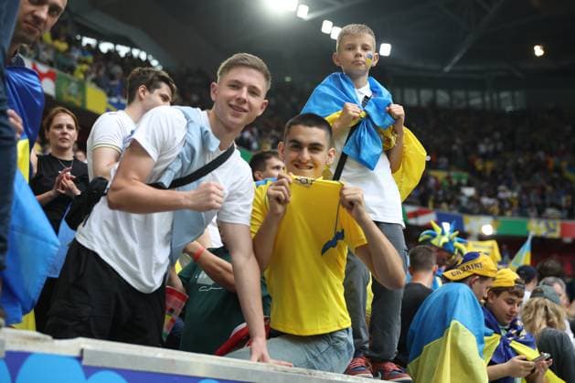 UEFA EURO, EM, Europameisterschaft,Fussball 2024: Slovakia vs Ukraine at Düsseldorf Arena in Dusseldorf Dusseldorf, Germany 21.06.2024: Ukrainian players and supporters celebrate victory at end of the UEFA EURO 2024 group stage E football match between Slovakia vs Ukraine at Düsseldorf Arena in Dusseldorf Dusseldorf Düsseldorf Arena Germany Germany Copyright: xmarcoxiacobucci