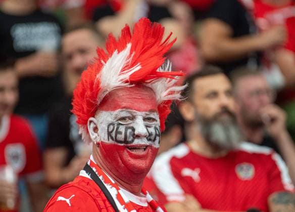 Fussball, Herren, Saison 2023 24, Euro 2024 Gruppe D (2. Spieltag) in Berlin, Polen - Österreich, Fan von Österreich mit bemaltem Gesicht und Perücke, 21.06. 2024, Copyright: xSebastianxRäppold MatthiasxKochx
