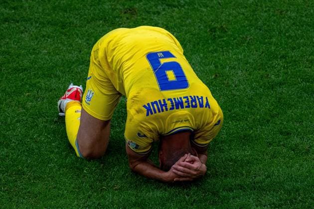 GER, EURO 2024, Group E, Slowakei (SVK) vs Ukrtaine (UKR) 21.06.2024, Merkur-Spiel-Arena, Düsseldorf, GER, EURO 2024, Group E, Slowakei (SVK) vs Ukrtaine (UKR) Im Bild: Roman Yaremchuk (Ukraine UKR, 09); Jubel nach dem Sieg kraftlos am Boden Gestik, Mimik, Emotionen;