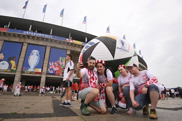Germany Soccer Euro 2024 Poland - Austria 8713450 21.06.2024 Fans of Poland take a selfie prior to the UEFA EURO, EM, Europameisterschaft,Fussball 2024 Group D soccer match between Poland and Austria outside the Olympiastadion in Berlin, Germany. Alexey Filippov Sputnik Berlin Germany  Copyright: xAlexeyxFilippovx