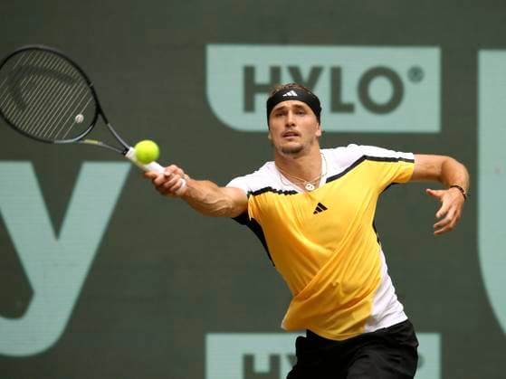 photo : Alexander ZVEREV (GER) in einem hart umkämpften Viertelfinale gegen den Franzosen Arthur FILS Tennis-Turnier Terra Wortmann Cup im Gerry Weber Sportpark (OWL-Arena) in Halle Westfalen Fr. 21.06.2024
