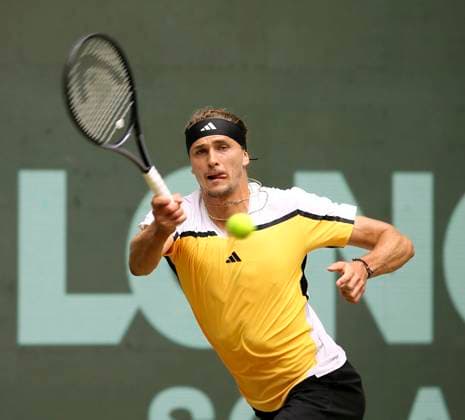 photo : Alexander ZVEREV (GER) in einem hart umkämpften Viertelfinale gegen den Franzosen Arthur FILS Tennis-Turnier Terra Wortmann Cup im Gerry Weber Sportpark (OWL-Arena) in Halle Westfalen Fr. 21.06.2024