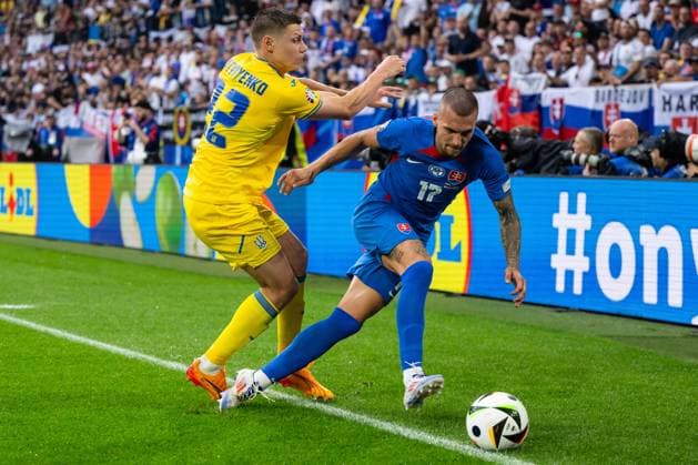 Slovakia v Ukraine: Group E - UEFA EURO, EM, Europameisterschaft,Fussball 2024 Mykola Matvienko of Ukraine is battling for possession with Lukas Haraslin of Slovakia (L-R) during the UEFA EURO 2024 group stage match between Slovakia and Ukraine at Dusseldorf Arena on June 21, 2024 in Dusseldorf, Germany. Duesseldorf Germany  Copyright: xHeshamxElsherifx originalFilename:elsherif-notitle240621_npKWL.jpg