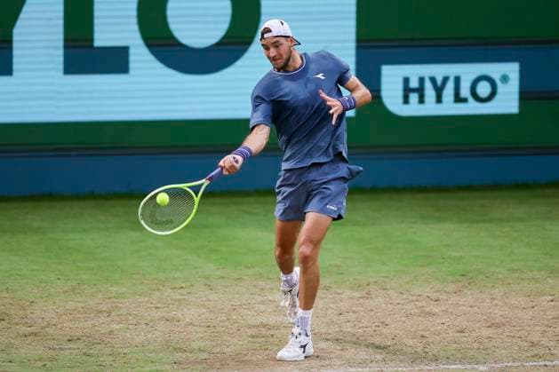 Jan-Lennard Struff (Germany) kontrolliert den Ball, TERRA WORTMANN Open 2024, Jannik Sinner vs Jan-Lennard Struff, Gerry-Weber-Stadion, 21.06.2024, Halle, Deutschland.