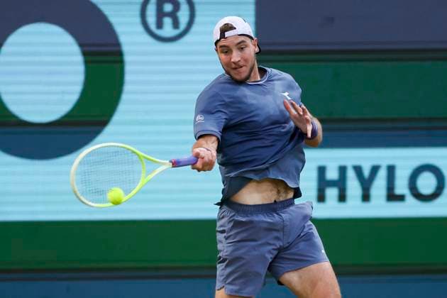 Jan-Lennard Struff (Germany) kontrolliert den Ball, TERRA WORTMANN Open 2024, Jannik Sinner vs Jan-Lennard Struff, Gerry-Weber-Stadion, 21.06.2024, Halle, Deutschland.