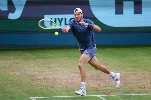 Jan-Lennard Struff (Germany) kontrolliert den Ball, TERRA WORTMANN Open 2024, Jannik Sinner vs Jan-Lennard Struff, Gerry-Weber-Stadion, 21.06.2024, Halle, Deutschland.