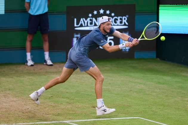 Jan-Lennard Struff (Germany) kontrolliert den Ball, TERRA WORTMANN Open 2024, Jannik Sinner vs Jan-Lennard Struff, Gerry-Weber-Stadion, 21.06.2024, Halle, Deutschland.