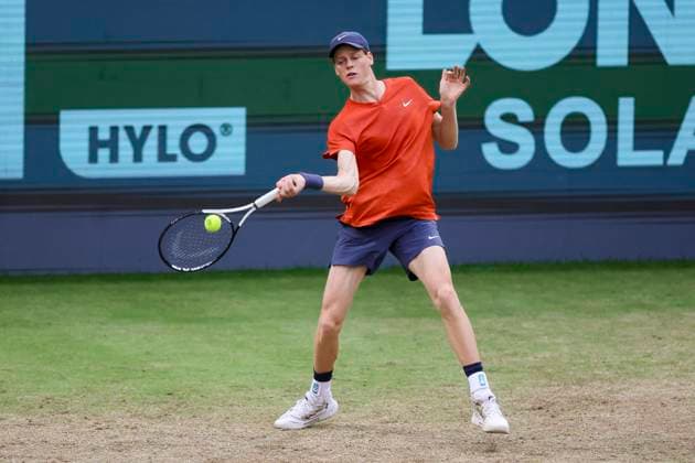 Jannik Sinner (Italy) kontrolliert den Ball, TERRA WORTMANN Open 2024, Jannik Sinner vs Jan-Lennard Struff, Gerry-Weber-Stadion, 21.06.2024, Halle, Deutschland.