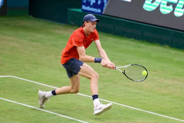 Jannik Sinner (Italy) kontrolliert den Ball, TERRA WORTMANN Open 2024, Jannik Sinner vs Jan-Lennard Struff, Gerry-Weber-Stadion, 21.06.2024, Halle, Deutschland.