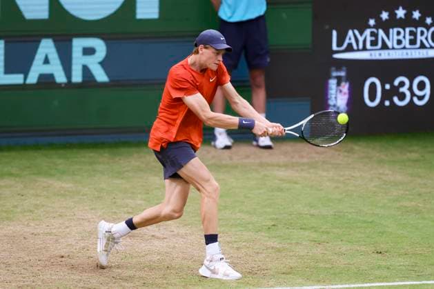 Jannik Sinner (Italy) kontrolliert den Ball, TERRA WORTMANN Open 2024, Jannik Sinner vs Jan-Lennard Struff, Gerry-Weber-Stadion, 21.06.2024, Halle, Deutschland.