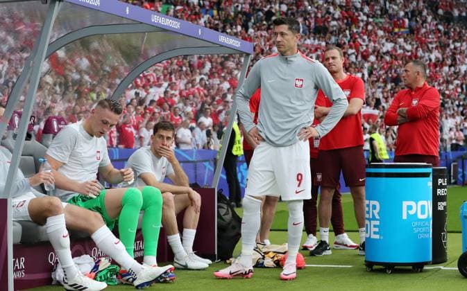 Robert Lewandowski auf der Ersatzbank Fußball Fussball Europameisterschaft Euro 2024 EM Herren Saison 2023 2024 21.06.2024 Polen POL vs. Österreich AUT in Berlin DFL regulations prohibit any use of photographs as image sequences and or quasi-video.