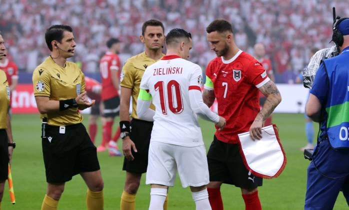 Schiedsrichter Umut Meler (TUR), Piotr Zielinski und Marko Arnautovic bei Seitenwahl Fußball Fussball Europameisterschaft Euro 2024 EM Herren Saison 2023 2024 21.06.2024 Polen POL vs. Österreich AUT in Berlin DFL regulations prohibit any use of photographs as image sequences and or quasi-video.