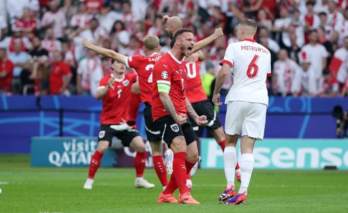 Gernot Trauner jubelt nach 0:1 mit Teamkollegen, Marko Arnautovic Freude Emotion Jubel Fußball Fussball Europameisterschaft Euro 2024 EM Herren Saison 2023 2024 21.06.2024 Polen POL vs. Österreich AUT in Berlin DFL regulations prohibit any use of photographs as image sequences and or quasi-video.