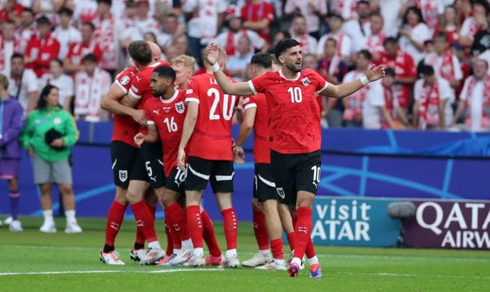 Gernot Trauner jubelt nach 0:1 mit Teamkollegen, Phillipp Mwene, Konrad Laimer, Florian Grillitsch Freude Emotion Jubel Fußball Fussball Europameisterschaft Euro 2024 EM Herren Saison 2023 2024 21.06.2024 Polen POL vs. Österreich AUT in Berlin DFL regulations prohibit any use of photographs as image sequences and or quasi-video.