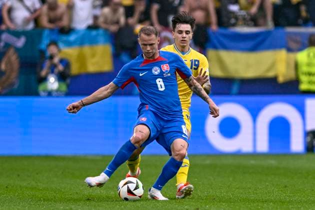 v. li. im Zweikampf Ondrej Duda 8 (Slowakai)Mykola Shaparenko 19 (Ukraine) 21.06.2024 Fussball Europameisterschaft in Deutschland Slovakiai vs Ukraine, Merkur Spiel-Arena, Duesseldorf, NRW Germany