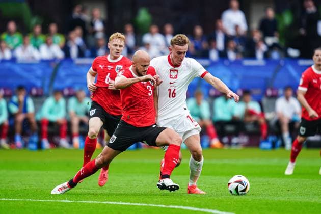 Gernot Trauner (Oesterreich, 03), Adam Buksa (Polen, 16) GER, Polen vs. Oesterreich, Fussball Europameisterschaft, UEFA EURO, EM, Europameisterschaft,Fussball 2024, Spieltag 2, 21.06.2024 GER, Polen vs. Oesterreich, Fussball Europameisterschaft, UEFA Euro 2024, Spieltag 2, 21.06.2024 Berlin Copyright: xEibner-Pressefoto MarcelxvonxFehrnx EP_MFN