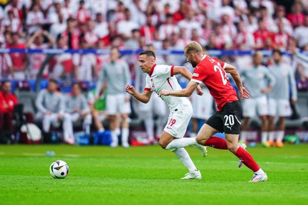 Przemyslaw Frankowski (Polen, 19), Konrad Laimer (Oesterreich, 20) GER, Polen vs. Oesterreich, Fussball Europameisterschaft, UEFA EURO, EM, Europameisterschaft,Fussball 2024, Spieltag 2, 21.06.2024 GER, Polen vs. Oesterreich, Fussball Europameisterschaft, UEFA Euro 2024, Spieltag 2, 21.06.2024 Berlin Copyright: xEibner-Pressefoto MarcelxvonxFehrnx EP_MFN