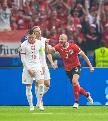 Fussball, Herren, Saison 2023 24, Euro 2024 Gruppe D (2. Spieltag) in Berlin, Polen - Österreich, v.l. Piotr Zielinski (Polen), Gernot Trauner (Österreich), Jubel nach Tor zum 0:1, 21.06. 2024, Copyright: xSebastianxRäppold MatthiasxKochx