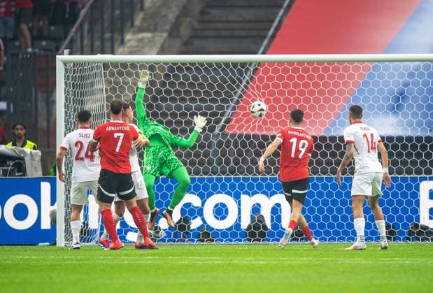 Fussball, Herren, Saison 2023 24, Euro 2024 Gruppe D (2. Spieltag) in Berlin, Polen - Österreich, Gernot Trauner (Österreich) erzielt das Tor zum 0:1 gegen Torhüter Wojciech Szczesny (Polen), 21.06. 2024, Copyright: xSebastianxRäppold MatthiasxKochx