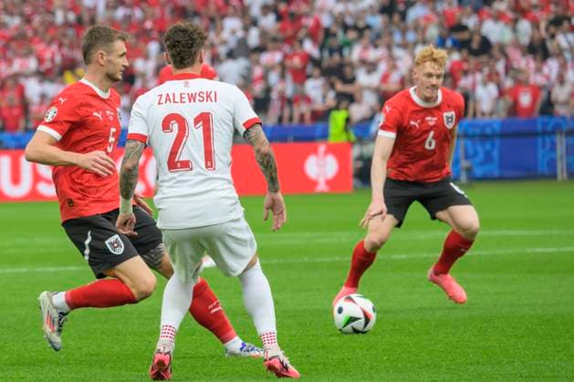 GER, Berlin, Fussball, Poland vs Austria, Gruppe D, Gruppenphase, UEFA EURO, EM, Europameisterschaft,Fussball 2024, MD3, SP, Olympia - Stadion Berlin, v.l. Stefan Posc Nicolas Seiwald (Austria), Zweikampf, Action, Kampf, kaempft um den Ball, h (Austria), Nicola Zalewski (Poland),, 21.06. 2024, Copyright: HMBxMedia UwexKoch
