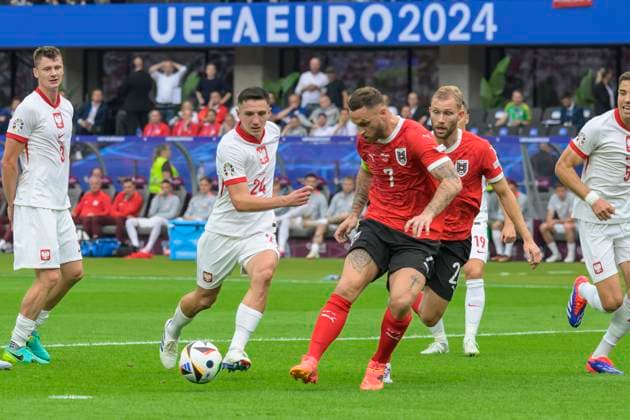 GER, Berlin, Fussball, Poland vs Austria, Gruppe D, Gruppenphase, UEFA EURO, EM, Europameisterschaft,Fussball 2024, MD3, SP, Olympia - Stadion Berlin, v.l. Bartosz Slisz (Poland), Marko Arnautovic (Austria), Zweikampf, Action, Kampf, kaempft um den Ball, 21.06. 2024, Copyright: HMBxMedia UwexKoch