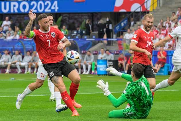 GER, Berlin, Fussball, Poland vs Austria, Gruppe D, Gruppenphase, UEFA EURO, EM, Europameisterschaft,Fussball 2024, MD3, SP, Olympia - Stadion Berlin, v.l. Marko Arnautovic (Austria), Wojciech Szczesny (Poland), Zweikampf, Action, Kampf, kaempft um den Ball, 21.06. 2024, Copyright: HMBxMedia UwexKoch