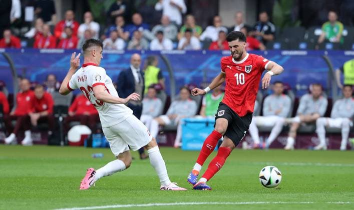 Krzysztof Piatek, Florian Grillitsch Zweikampf Spielszene Aktion Fußball Fussball Europameisterschaft Euro 2024 EM Herren Saison 2023 2024 21.06.2024 Polen POL vs. Österreich AUT in Berlin DFL regulations prohibit any use of photographs as image sequences and or quasi-video.
