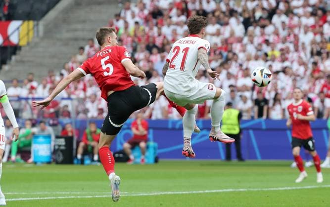Sport Bilder des Tages Stefan Posch, Nicola Zalewski Zweikampf Spielszene Aktion Fußball Fussball Europameisterschaft Euro 2024 EM Herren Saison 2023 2024 21.06.2024 Polen POL vs. Österreich AUT in Berlin DFL regulations prohibit any use of photographs as image sequences and or quasi-video.
