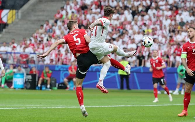 Stefan Posch, Nicola Zalewski Zweikampf Spielszene Aktion Fußball Fussball Europameisterschaft Euro 2024 EM Herren Saison 2023 2024 21.06.2024 Polen POL vs. Österreich AUT in Berlin DFL regulations prohibit any use of photographs as image sequences and or quasi-video.