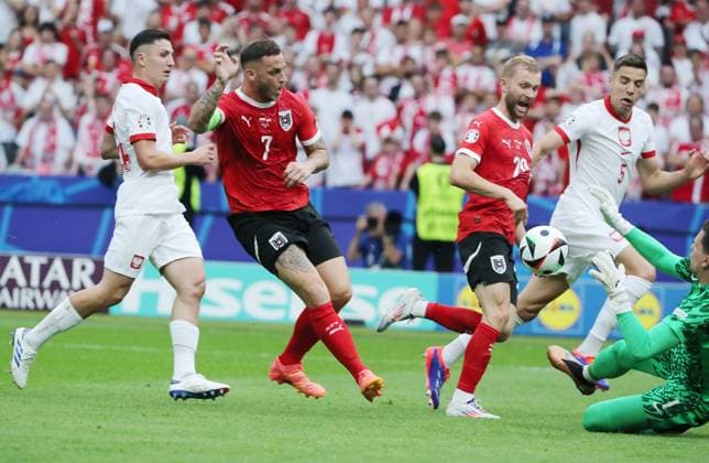 Marko Arnautovic scheitert an Torwart Wojciech Szczesny Zweikampf Spielszene Aktion Fußball Fussball Europameisterschaft Euro 2024 EM Herren Saison 2023 2024 21.06.2024 Polen POL vs. Österreich AUT in Berlin DFL regulations prohibit any use of photographs as image sequences and or quasi-video.