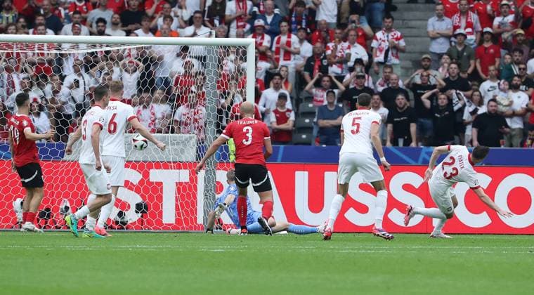 re. Krzysztof Piatek erzielt das Tor zum 1:1 Ausgleich Fußball Fussball Europameisterschaft Euro 2024 EM Herren Saison 2023 2024 21.06.2024 Polen POL vs. Österreich AUT in Berlin DFL regulations prohibit any use of photographs as image sequences and or quasi-video.