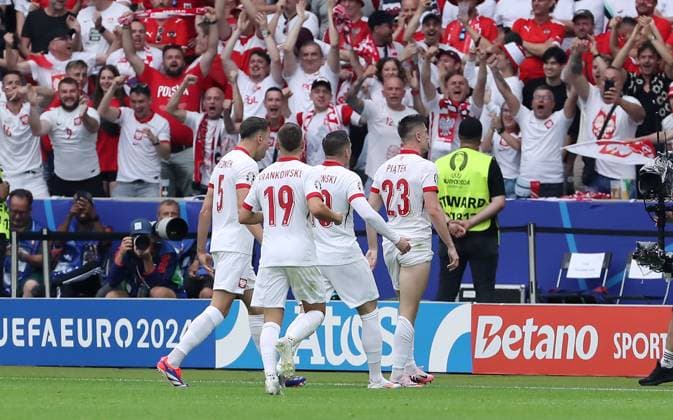 Krzysztof Piatek jubelt nach 1:1 Ausgleich Freude Emotion Jubel Fußball Fussball Europameisterschaft Euro 2024 EM Herren Saison 2023 2024 21.06.2024 Polen POL vs. Österreich AUT in Berlin DFL regulations prohibit any use of photographs as image sequences and or quasi-video.
