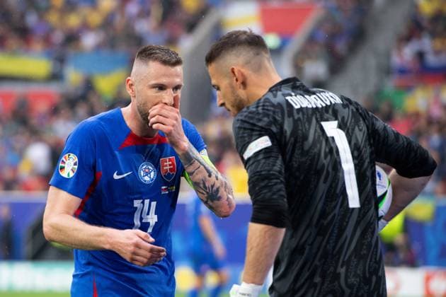 Milan SKRINIAR (SVK) und Torwart Martin DUBRAVKA (SVK) Besprechung, Gruppenphase Gruppe E Slowakei (SVK) - Ukraine (UKR) 1:2 am 21.06.2024 Arena Duesseldorf, Duesseldorf Arena, Fussball UEFA EURO, EM, Europameisterschaft,Fussball 2024 GERMANY vom 14.06.2024 - 14.07.2024. Â
