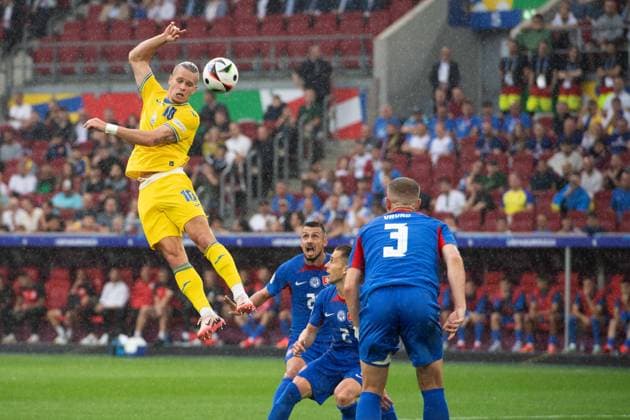 Mudryk Mykhailo MUDRYK (UKR) Aktion, Einzelaktion, Kopfball, Gruppenphase Gruppe E Slowakei (SVK) - Ukraine (UKR) 1:2 am 21.06.2024 Arena Duesseldorf, Duesseldorf Arena, Fussball UEFA EURO, EM, Europameisterschaft,Fussball 2024 GERMANY vom 14.06.2024 - 14.07.2024. Â