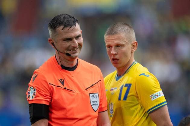 Schiedsrichter Michael OLIVER (ENG), Referee, und Zinchenko Oleksandr ZINCHENKO (UKR) Gruppenphase Gruppe E Slowakei (SVK) - Ukraine (UKR) 1:2 am 21.06.2024 Arena Duesseldorf, Duesseldorf Arena, Fussball UEFA EURO, EM, Europameisterschaft,Fussball 2024 GERMANY vom 14.06.2024 - 14.07.2024. Â