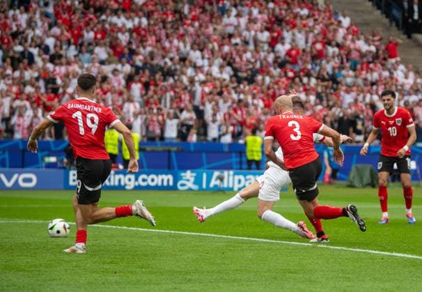 Fussball, Herren, Saison 2023 24, Euro 2024 Gruppe D (2. Spieltag) in Berlin, Polen - Österreich, Krzysztof Piatek (Polen) erzielt das Tor zum 1:1 gegen Christoph Baumgartner (Österreich) und Gernot Trauner (Österreich), 21.06. 2024, Copyright: xSebastianxRäppold MatthiasxKochx