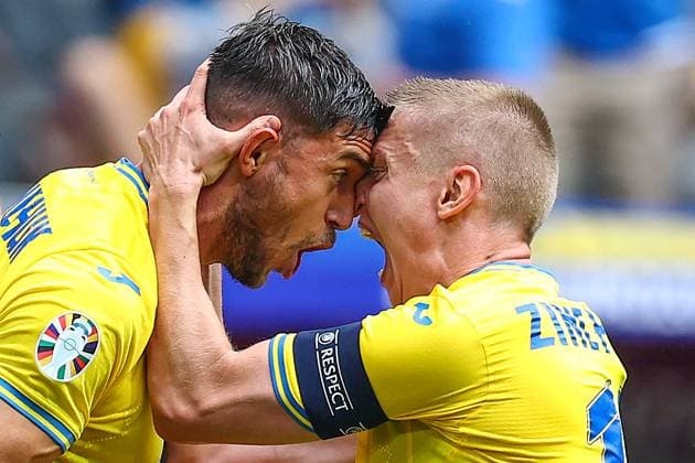 Bilder des Jahres 2024, Sport 06 Juni Sport Bilder des Tages Slovakia v Ukraine 21 June 2024, Dusseldorf - UEFA EUROs - Group E - Slovakia v Ukraine - Roman Yaremchuk of Ukraine celebrates scoring their second goal with Oleksandr Zinchenko - Photo: Charlotte Wilson Offside. Dusseldorf Germany *** Slowakei - Ukraine 21. Juni 2024, Düsseldorf UEFA EURO Gruppe E Slowakei - Ukraine Roman Yaremchuk (Ukraine) feiert seinen zweiten Treffer mit Oleksandr Zinchenko Foto Charlotte Wilson Abseits Düsseldorf Deutschland  Copyright: xCharlottexWilsonx xOffsidexOffside