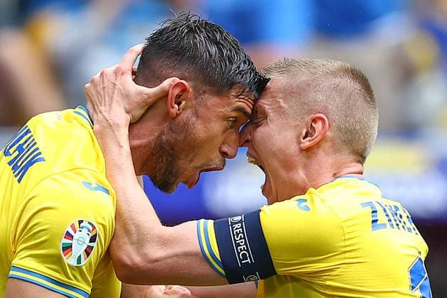 Slovakia v Ukraine 21 June 2024, Dusseldorf - UEFA EUROs - Group E - Slovakia v Ukraine - Roman Yaremchuk of Ukraine celebrates scoring their second goal with Oleksandr Zinchenko - Photo: Charlotte Wilson Offside. Dusseldorf Germany Copyright: xCharlottexWilsonx xOffsidexOffside