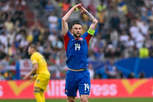 Milan Skriniar 14 (Slowakai) animiert die Slowakischen Fans zu mehr Jubel 21.06.2024 Fussball Europameisterschaft in Deutschland Slovakiai vs Ukraine, Merkur Spiel-Arena, Duesseldorf, NRW Germany