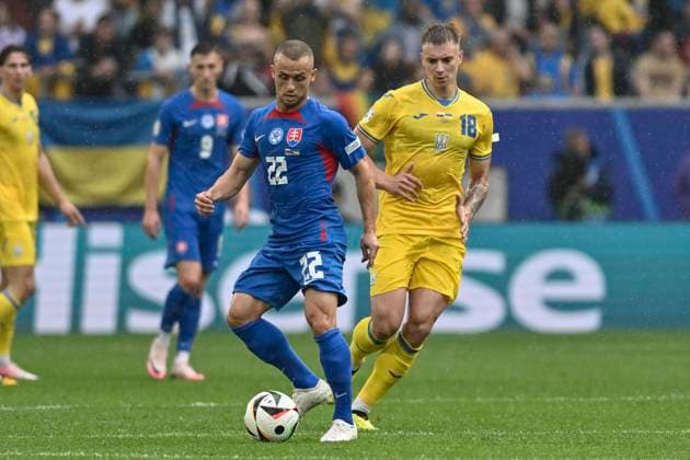 v. li. im Kampf um den Ball Stanislav Lobotka 22 (Slowakai)Volodymyr Brazhko 18 (Ukraine) 21.06.2024 Fussball Europameisterschaft in Deutschland Slovakiai vs Ukraine, Merkur Spiel-Arena, Duesseldorf, NRW Germany