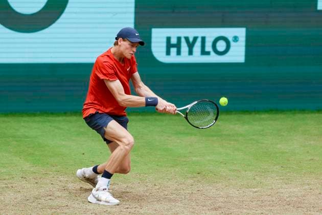 Jannik Singer (Italy) kontrolliert den Ball, TERRA WORTMANN Open 2024, Jannik Sinner vs Jan-Lennard Struff, Gerry-Weber-Stadion, 21.06.2024, Halle, Deutschland.