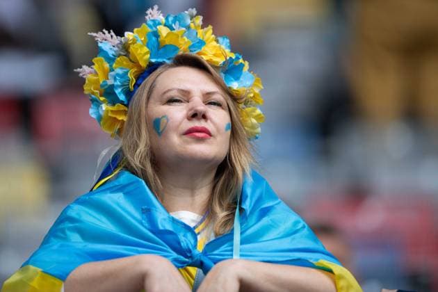 ukrainischer Fan, weiblich, allgemein, feature, Randmotiv, Symbolfoto Gruppenphase Gruppe E Slowakei (SVK) - Ukraine (UKR) 1:2 am 21.06.2024 Arena Duesseldorf, Duesseldorf Arena, Fussball UEFA EURO, EM, Europameisterschaft,Fussball 2024 GERMANY vom 14.06.2024 - 14.07.2024. Â
