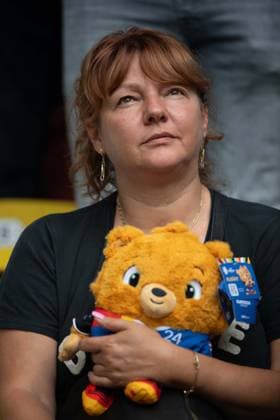 weiblicher Fan mit Maskottchen ALBAERT, Albärt, Gruppenphase Gruppe E Slowakei (SVK) - Ukraine (UKR) 1:2 am 21.06.2024 Arena Duesseldorf, Duesseldorf Arena, Fussball UEFA EURO, EM, Europameisterschaft,Fussball 2024 GERMANY vom 14.06.2024 - 14.07.2024. Â