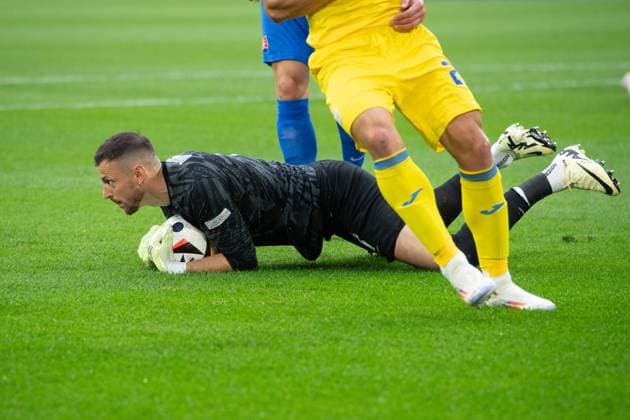 Torwart Martin DUBRAVKA (SVK) Aktion, Einzelaktion, Gruppenphase Gruppe E Slowakei (SVK) - Ukraine (UKR) 1:2 am 21.06.2024 Arena Duesseldorf, Duesseldorf Arena, Fussball UEFA EURO, EM, Europameisterschaft,Fussball 2024 GERMANY vom 14.06.2024 - 14.07.2024. Â