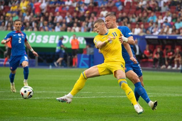 Dovbyk Artem DOVBYK (UKR) gegen Denis VAVRO (SVK) Aktion, Zweikampf, Gruppenphase Gruppe E Slowakei (SVK) - Ukraine (UKR) 1:2 am 21.06.2024 Arena Duesseldorf, Duesseldorf Arena, Fussball UEFA EURO, EM, Europameisterschaft,Fussball 2024 GERMANY vom 14.06.2024 - 14.07.2024. Â