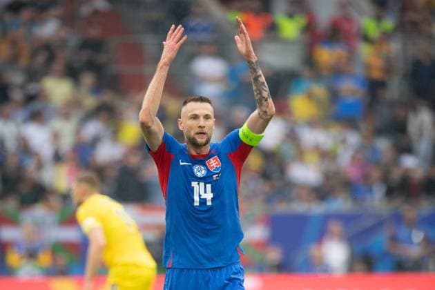Milan SKRINIAR (SVK) feuert die Zuschauer an, allgemein, feature, Randmotiv, Symbolfoto Gruppenphase Gruppe E Slowakei (SVK) - Ukraine (UKR) 1:2 am 21.06.2024 Arena Duesseldorf, Duesseldorf Arena, Fussball UEFA EURO, EM, Europameisterschaft,Fussball 2024 GERMANY vom 14.06.2024 - 14.07.2024. Â