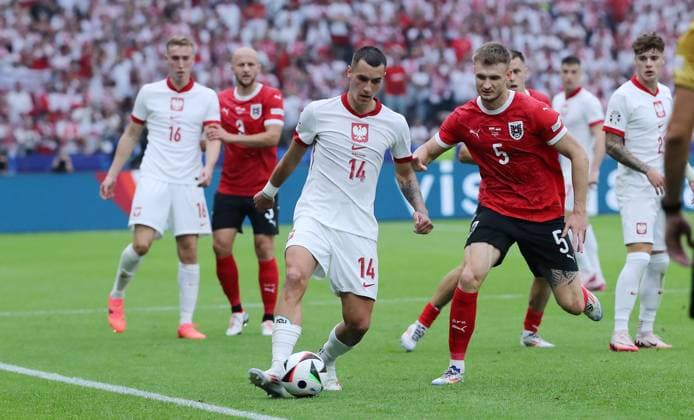 Jakub Kiwior im Zweikampf mit Stefan Posch Fußball Fussball Europameisterschaft Euro 2024 EM Herren Saison 2023 2024 21.06.2024 Polen POL vs. Österreich AUT in Berlin DFL regulations prohibit any use of photographs as image sequences and or quasi-video.