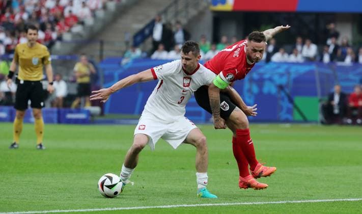 Pawel Dawidowicz im Zweikampf mit Marko Arnautovic Fußball Fussball Europameisterschaft Euro 2024 EM Herren Saison 2023 2024 21.06.2024 Polen POL vs. Österreich AUT in Berlin DFL regulations prohibit any use of photographs as image sequences and or quasi-video.
