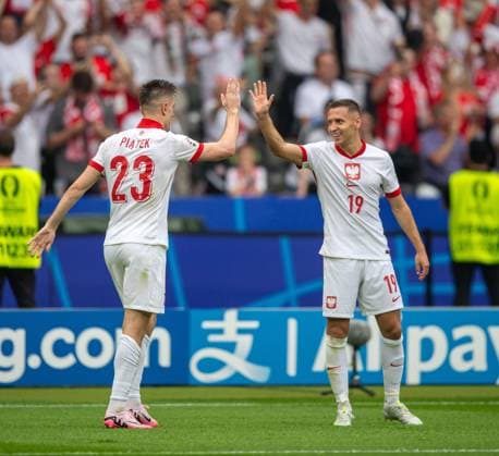 Fussball, Herren, Saison 2023 24, Euro 2024 Gruppe D (2. Spieltag) in Berlin, Polen - Österreich, v.l. Krzysztof Piatek (Polen), Przemyslaw Frankowski (Polen), Jubel nach Tor zum 1:1, 21.06. 2024, Copyright: xSebastianxRäppold MatthiasxKochx