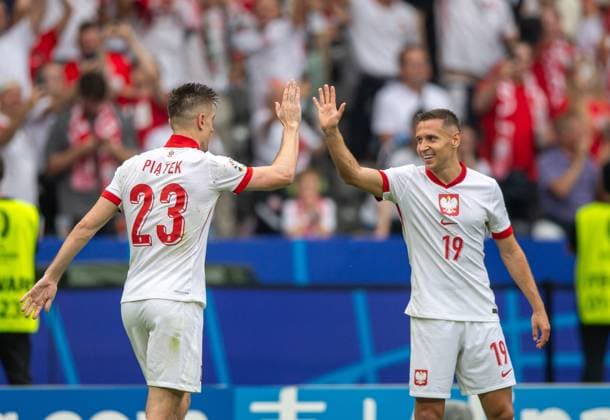 Fussball, Herren, Saison 2023 24, Euro 2024 Gruppe D (2. Spieltag) in Berlin, Polen - Österreich, v.l. Krzysztof Piatek (Polen), Przemyslaw Frankowski (Polen), Jubel nach Tor zum 1:1, 21.06. 2024, Copyright: xSebastianxRäppold MatthiasxKochx